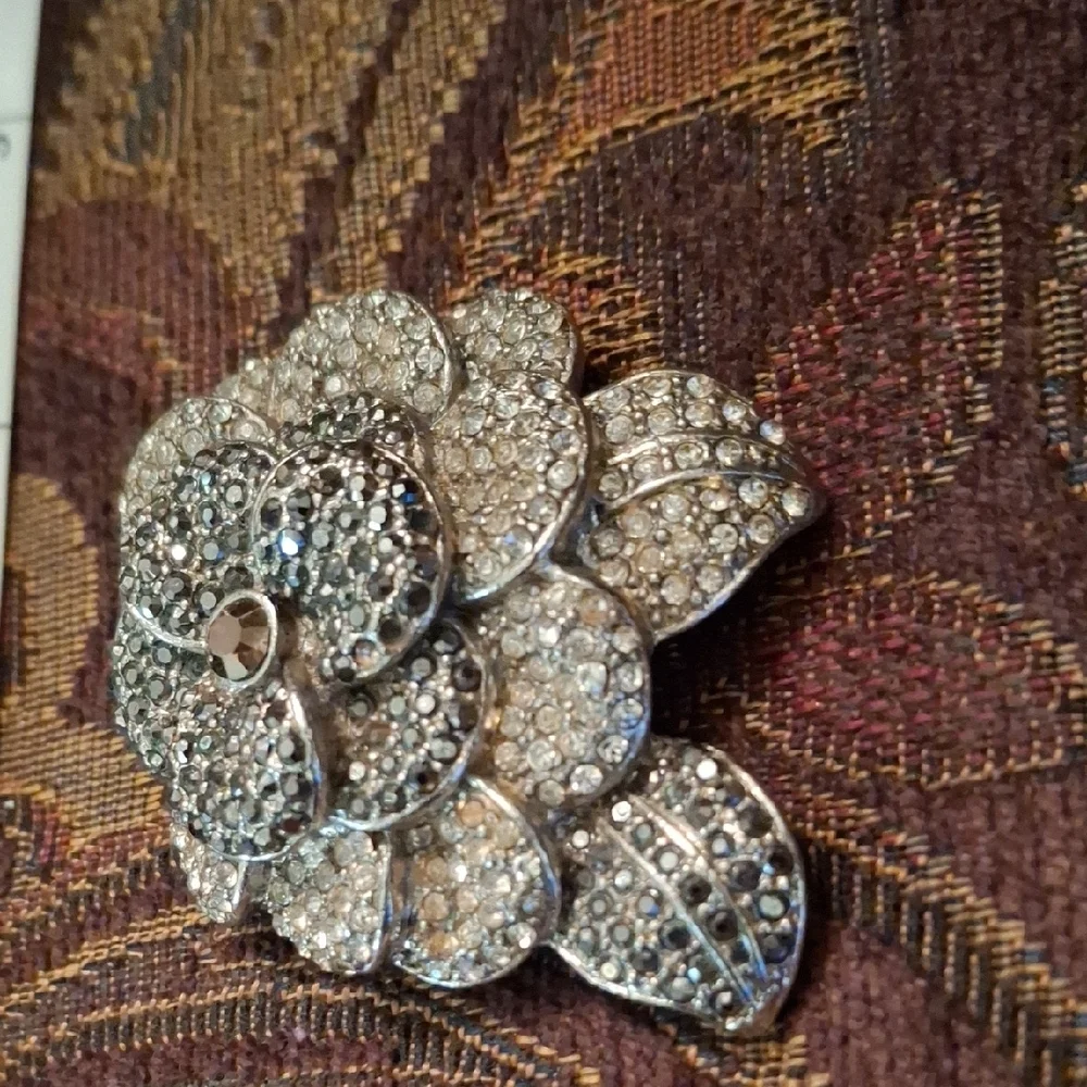 Elegant Silver Floral Brooch